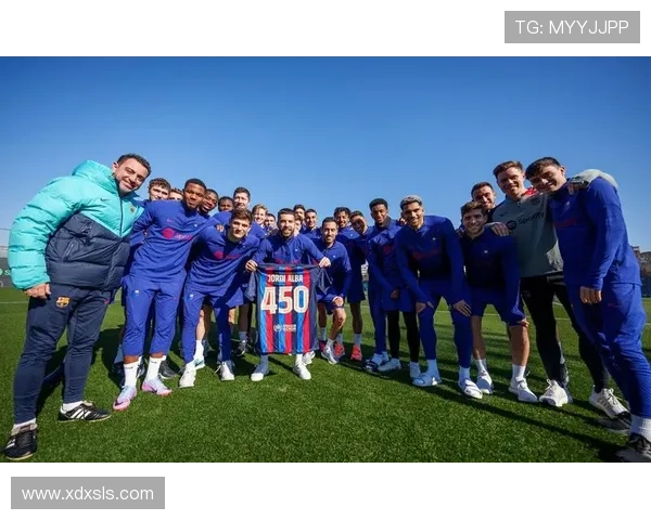 达成巴萨百场里程碑,莱万获赠纪念球衣并与全队合影